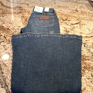 Wrangler retro flare leg denim jeans. Size 25x34. NWT NEVER WORN